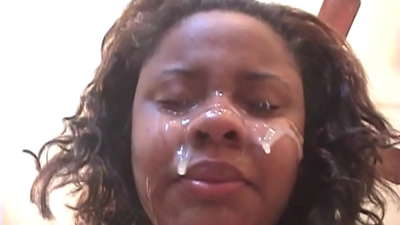 Кара бразилиялык кыз чоң Дик менен аналдык секстен кийин бетине сперманы алат